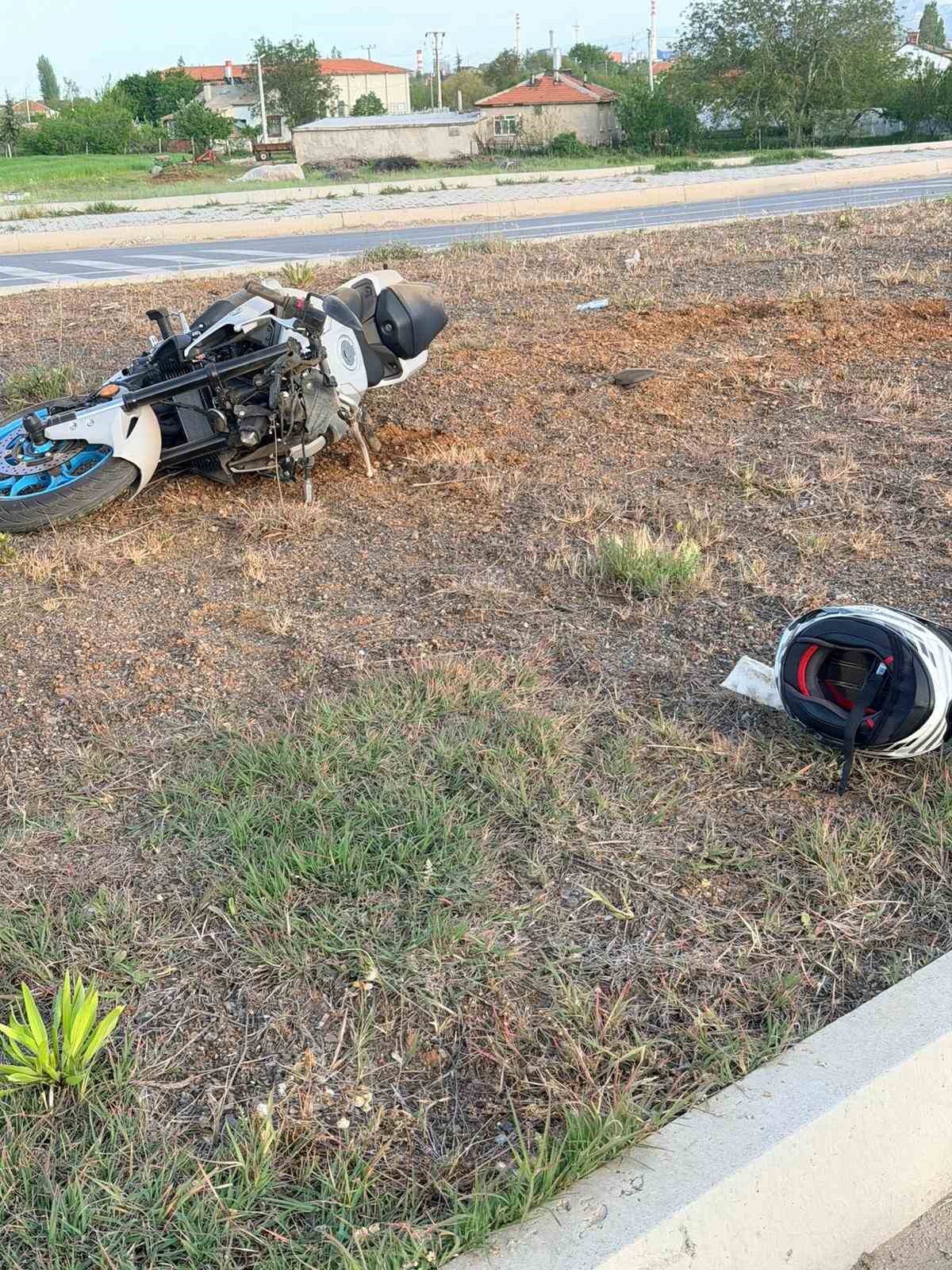 Motorsiklet devrildi, s&uuml;r&uuml;c&uuml; ağır yaralandı
