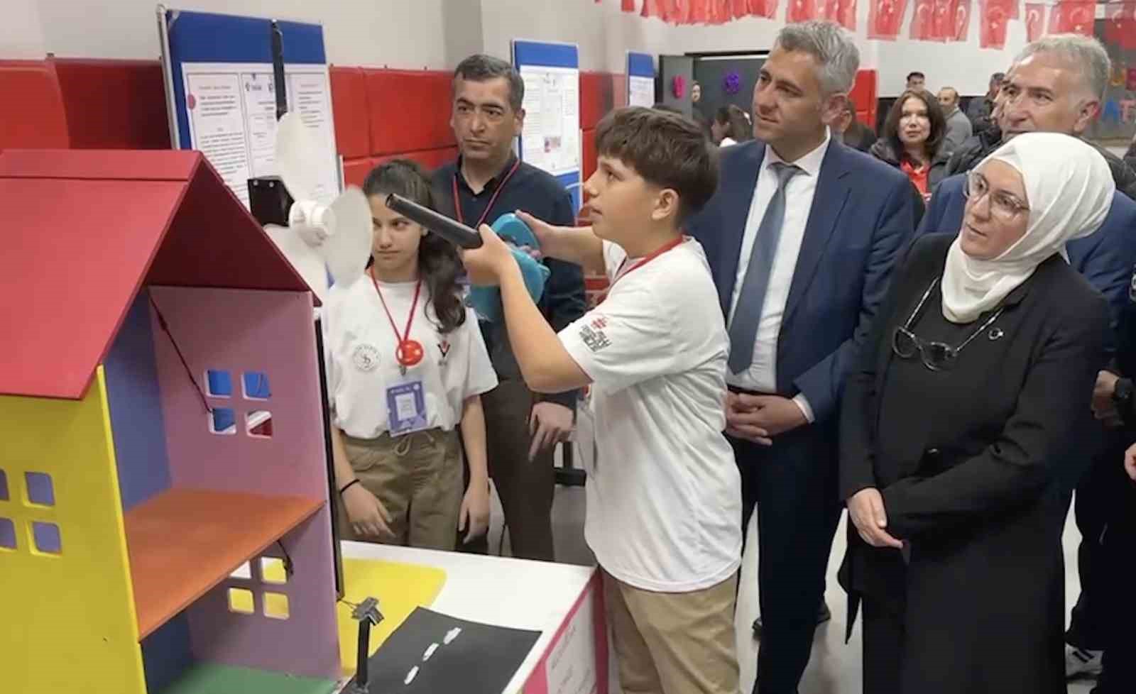 Geleceğin bilim insanları projelerini sergiledi
