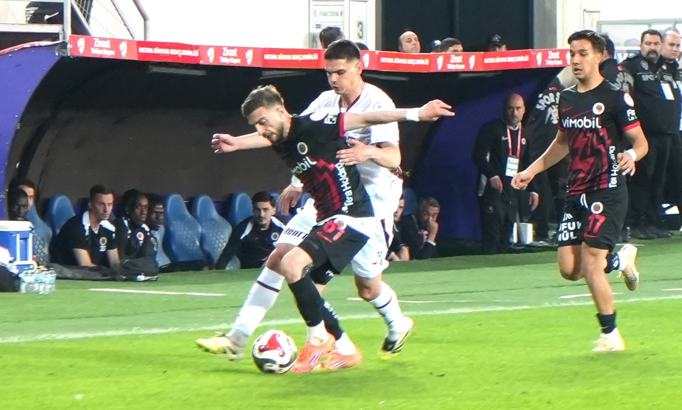 Trendyol S&uuml;per Lig: Gen&ccedil;lerbirliği: 0 - Trabzonspor: 0 (İlk yarı)
