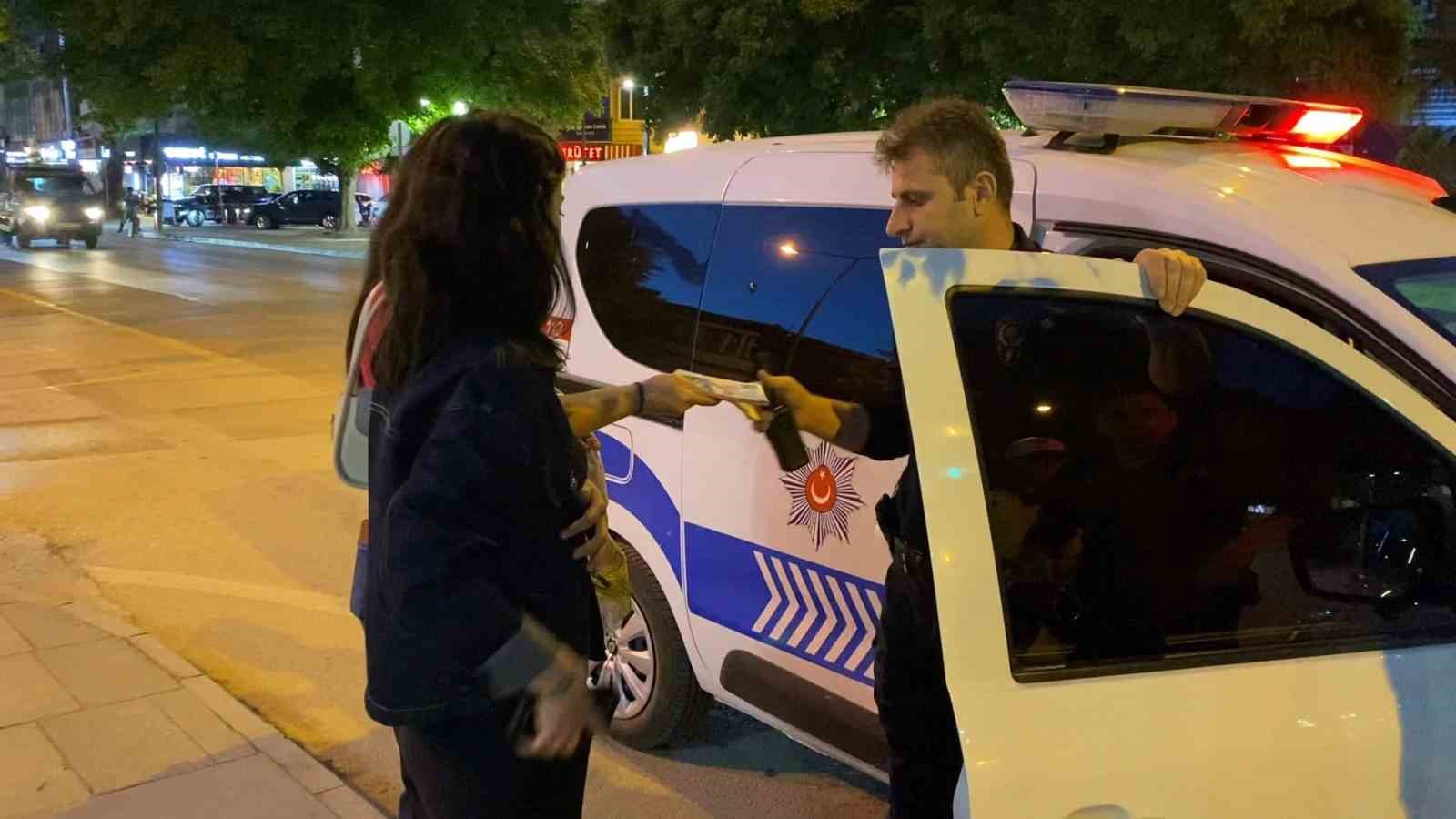 Bankamatikte unutulan parayı görüp polise teslim etti

