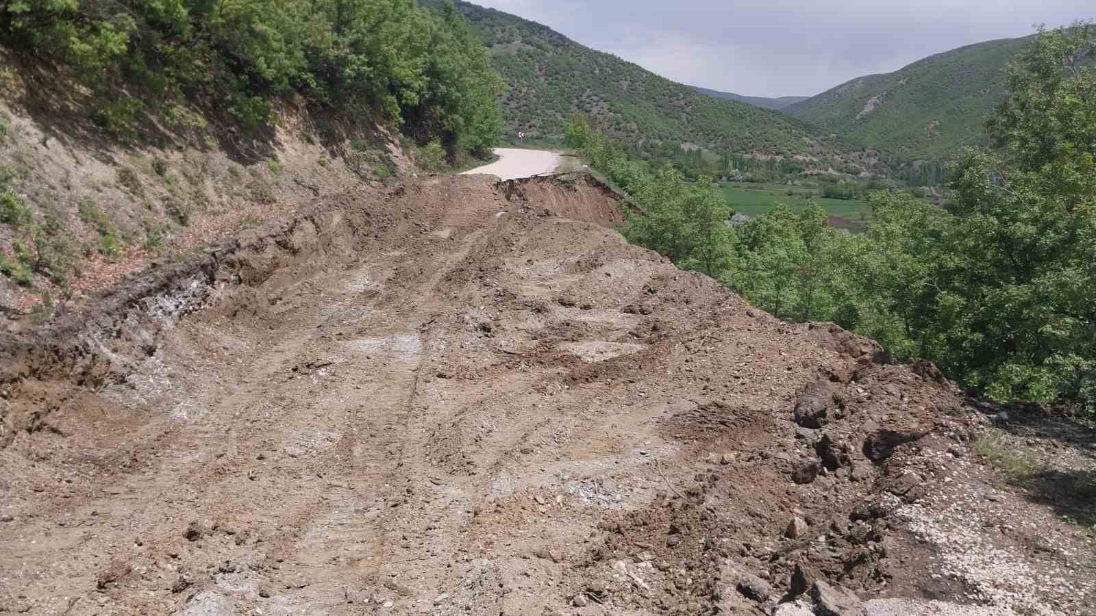 Amasya&rsquo;da k&ouml;y yolunda heyelan

