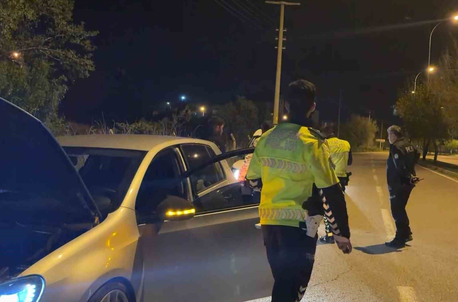 Alkollü sürücünün ehliyetine el konulup 25 bin lira ceza kesildi
