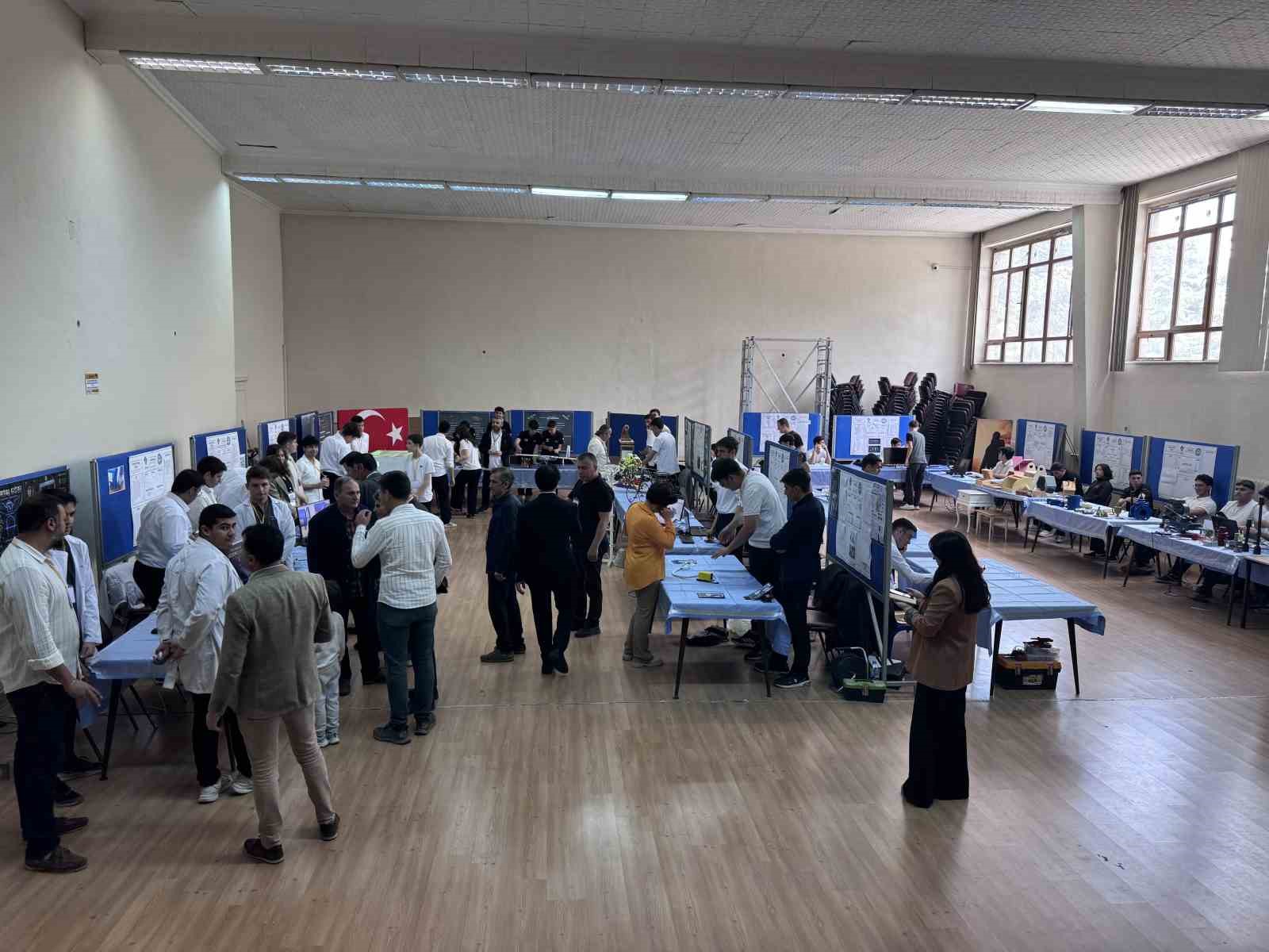 &Ouml;ğrencilerden askeri saha operasyonlarına otonom m&uuml;dahale aracı
