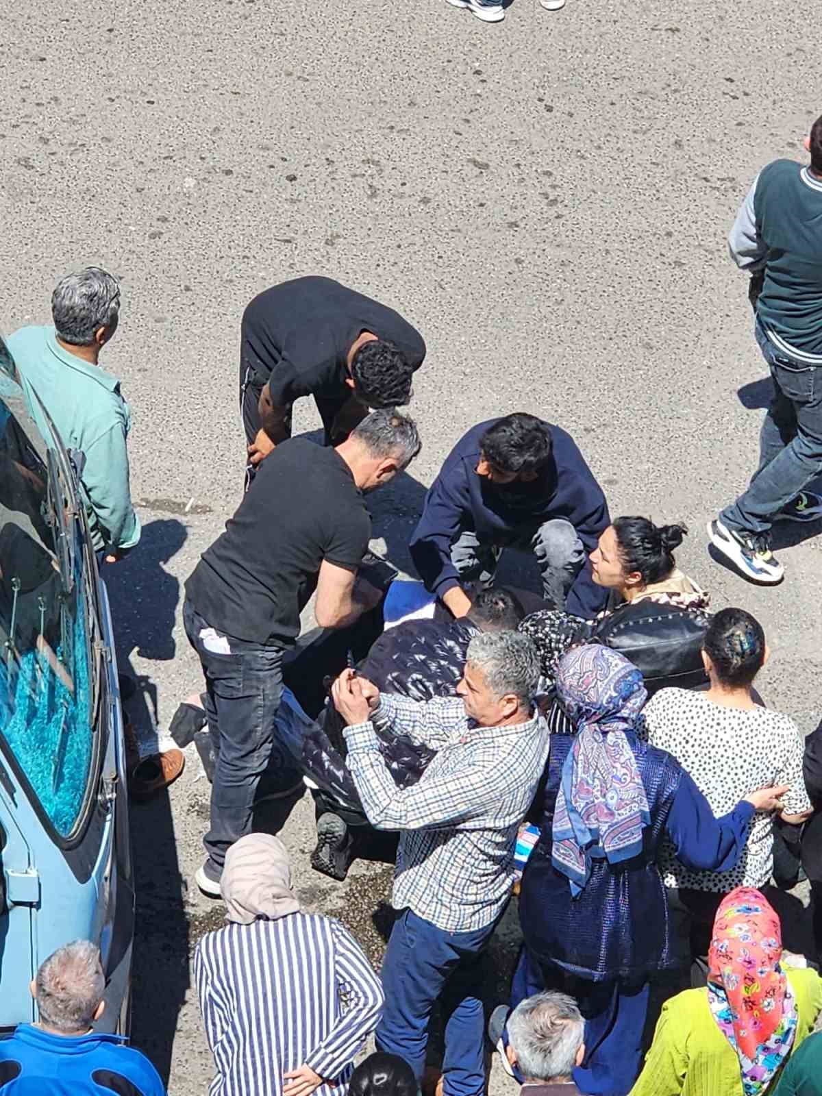Yolun karşısına geçmek isteyen kadın minibüsün altında kaldı, vatandaşlar minibüsü iterek altındaki kadını kurtardı