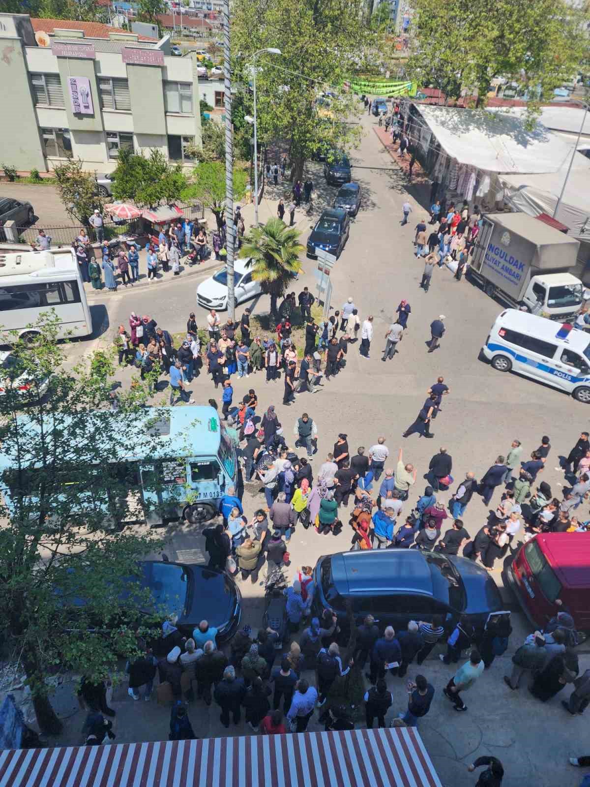 Yolun karşısına geçmek isteyen kadın minibüsün altında kaldı, vatandaşlar minibüsü iterek altındaki kadını kurtardı
