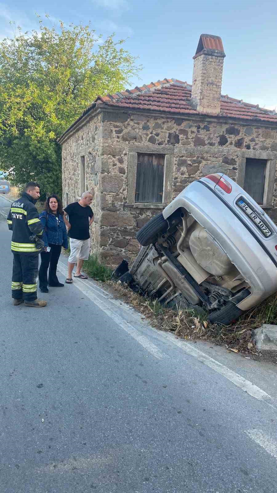 Otomobil taş binaya &ccedil;arptı
