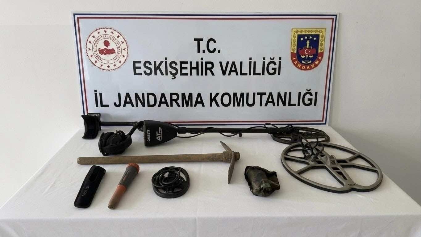 Define bulmak için kaçak kazı yaparken yakalandılar