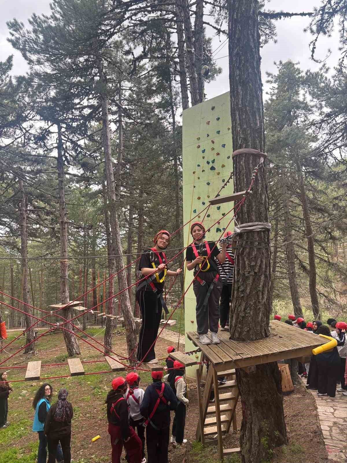 K&uuml;tahyalı kız &ouml;ğrenciler Murat Dağı Kampı&rsquo;nda buluştu
