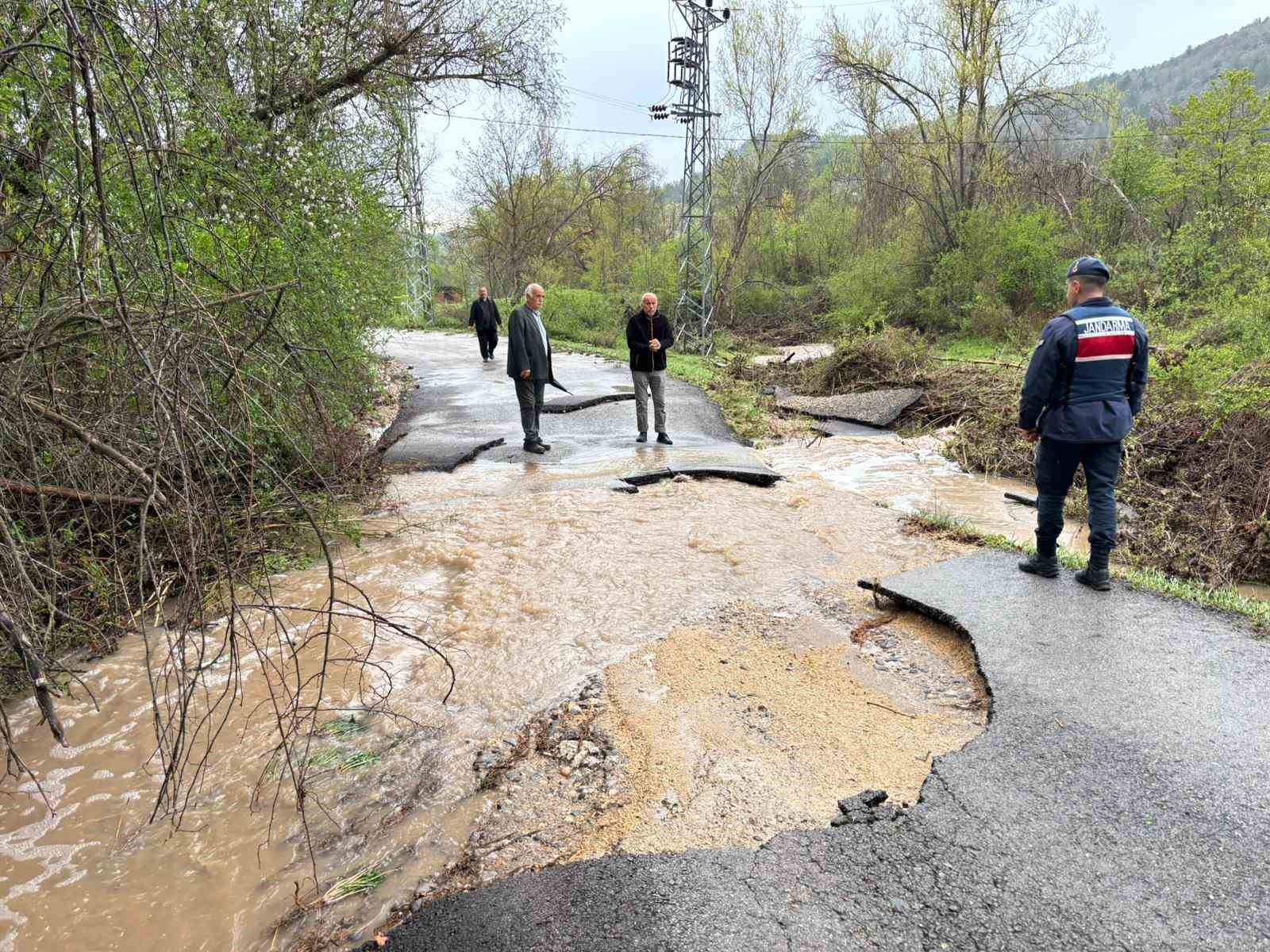 Karabük’te çöken köy yolu yeniden ulaşıma açıldı