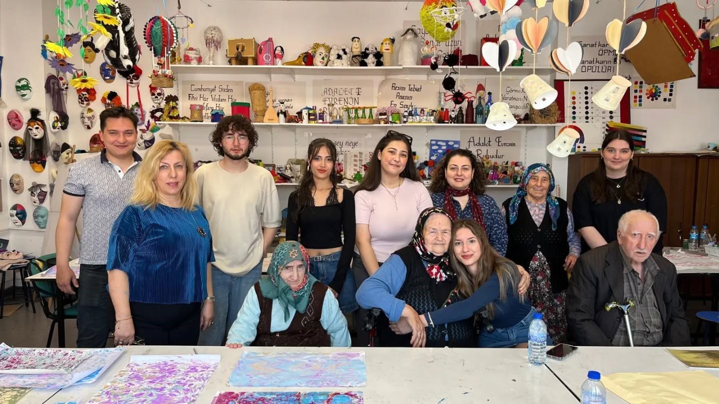 Huzurevi sakinleri ebru sanatıyla buluştu
