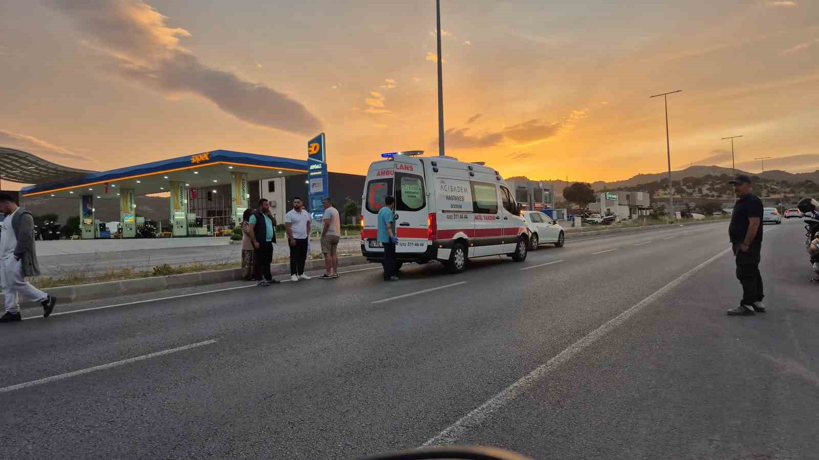 Motosiklet otomobile &ccedil;arptı: 2 yaralı
