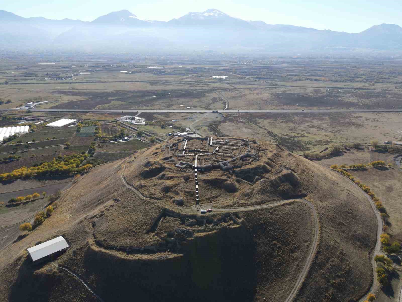 Altıntepe Kalesi ge&ccedil;mişin izlerini bug&uuml;ne taşıyor
