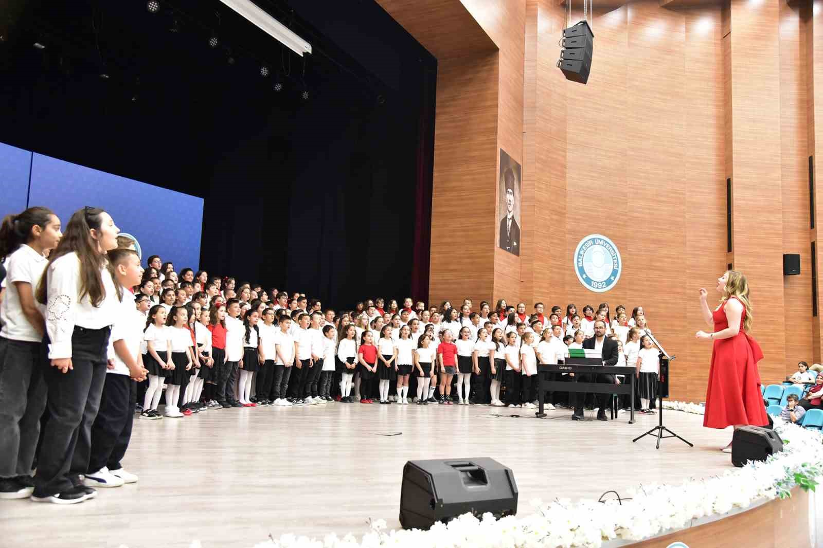 300 &ccedil;ocuktan oluşan korodan muhteşem konser
