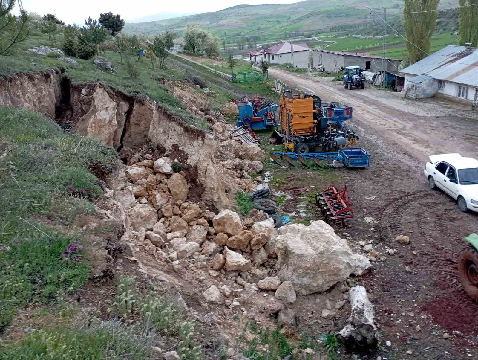 Tokat&rsquo;ta k&ouml;y girişindeki heyelan korkuttu
