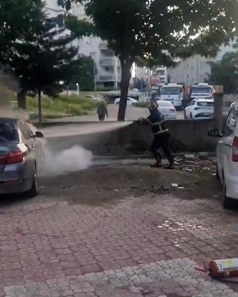 Batman’da park halindeki otomobil yandı
