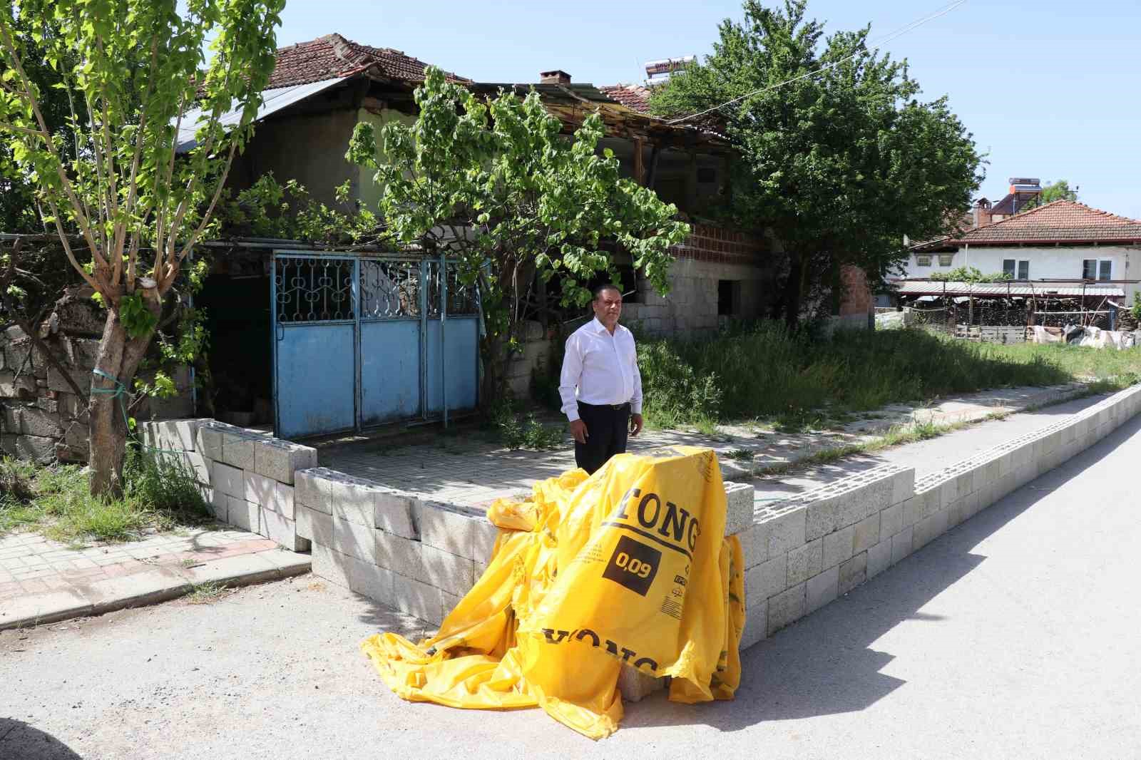 Evine girebilmek için briketlerin üzerinden atlıyor
