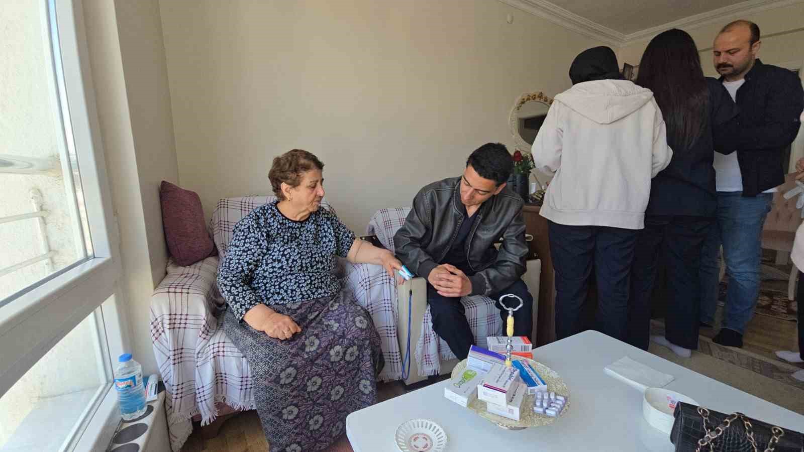 Genç sağlıkçılar ev ev giderek kronik hastaların takibini yapıyor