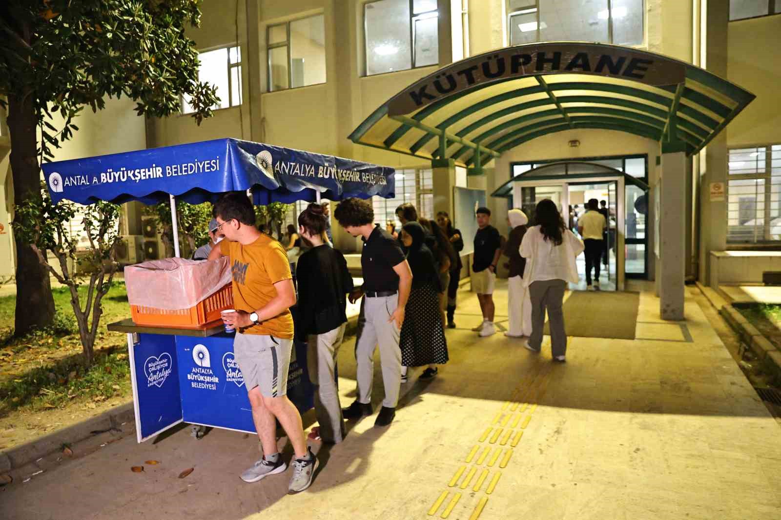 B&uuml;y&uuml;kşehir&rsquo;den &uuml;niversite &ouml;ğrencilerine final haftası boyunca sıcak &ccedil;orba ikramı
