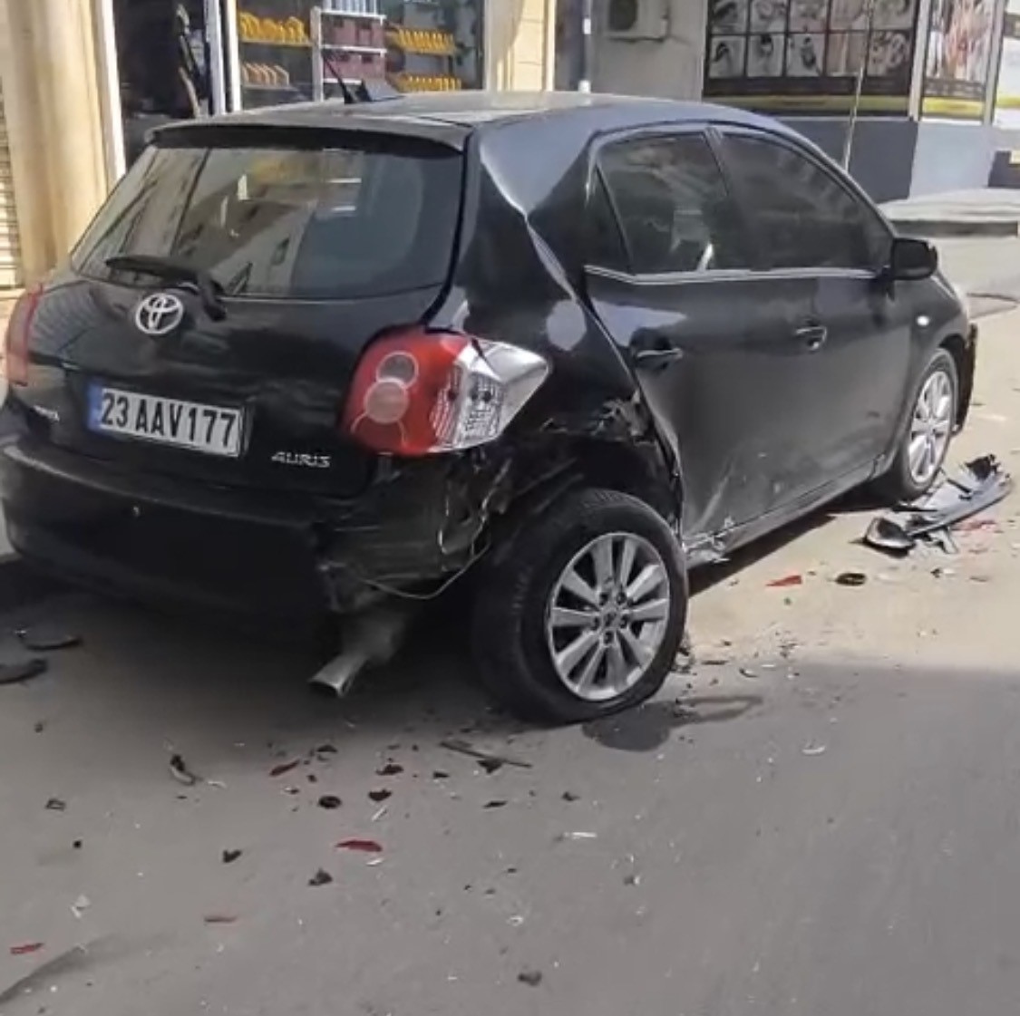 Park halindeki 5 otomobile çarpan sürücü aracını bırakarak kayıplara karıştı
