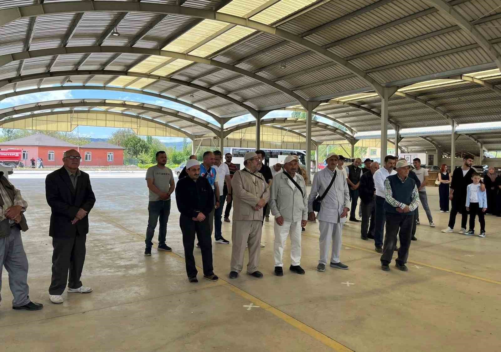 Hisarcık’lı hacı adayları kutsal topraklara dualarla uğurlandı