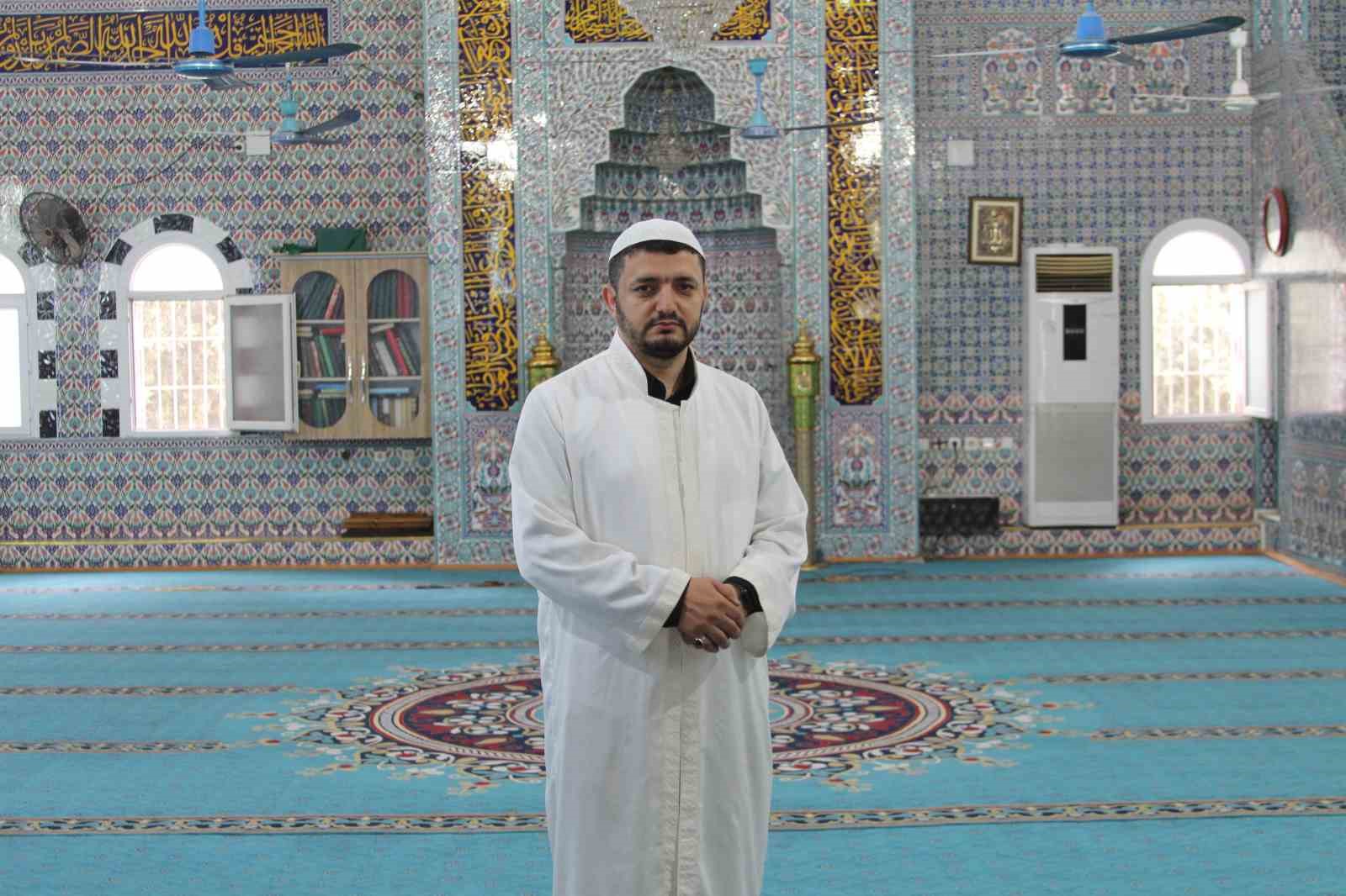 Camide namaz kıldığı sırada kalp krizi geçiren yaşlı adam, imamın kalp masajıyla hayata döndü
