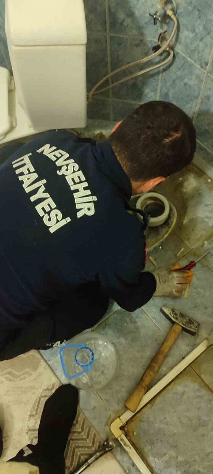 Klozete düşen yavru kediyi itfaiye kurtardı