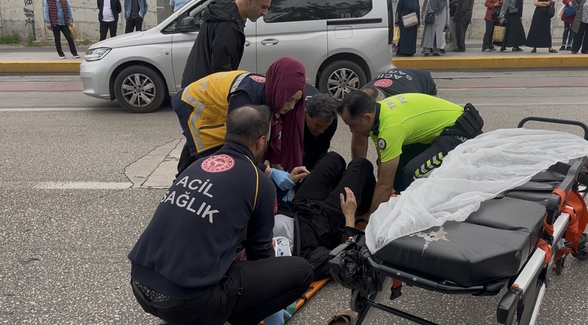 Bursa&rsquo;da alt ge&ccedil;it yerine yolu kullanan yayaya otomobil &ccedil;arptı
