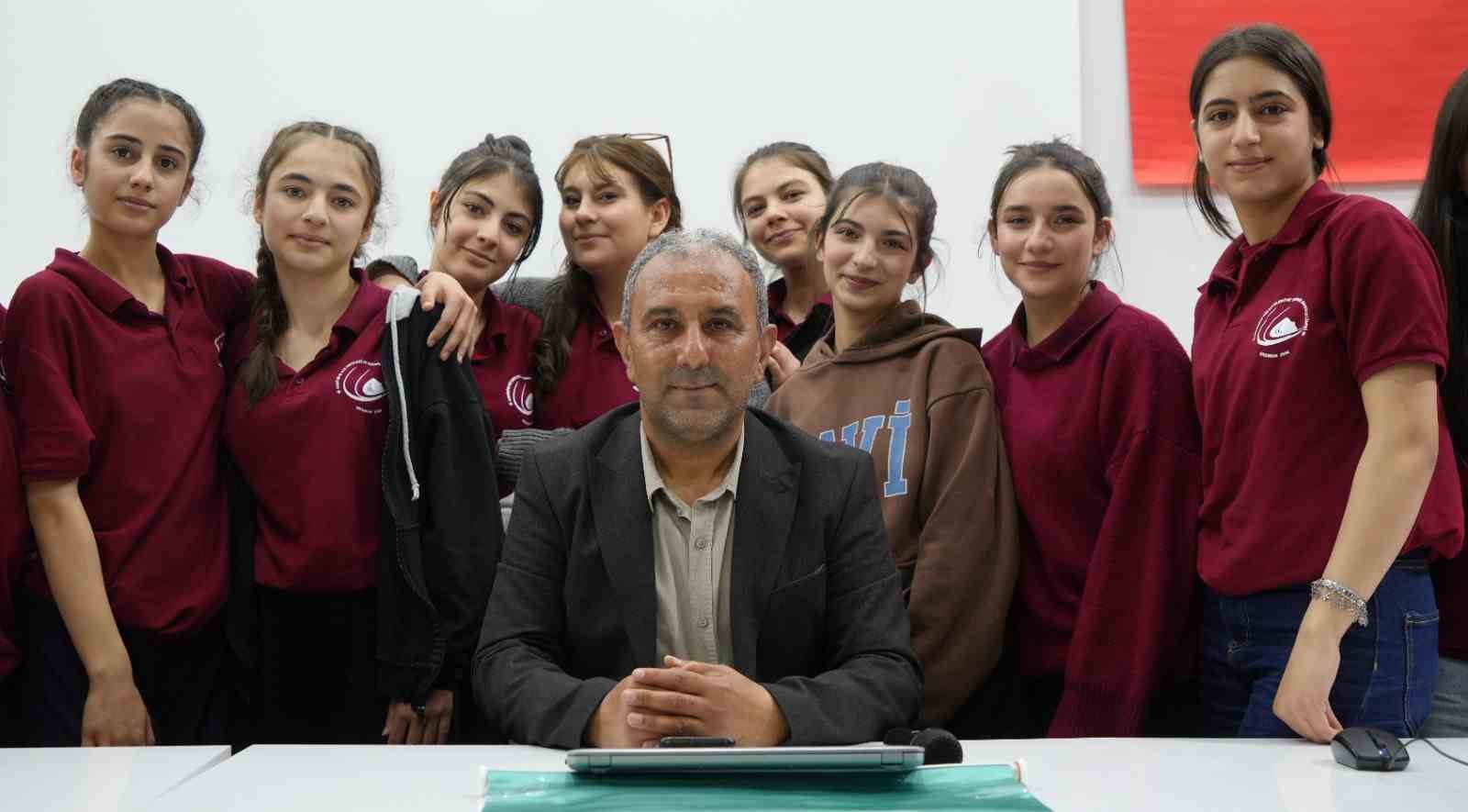 Lisesi öğrencileriyle "Fotoğraflarla şehrin dilini anlamak" üzerine söyleyişi
