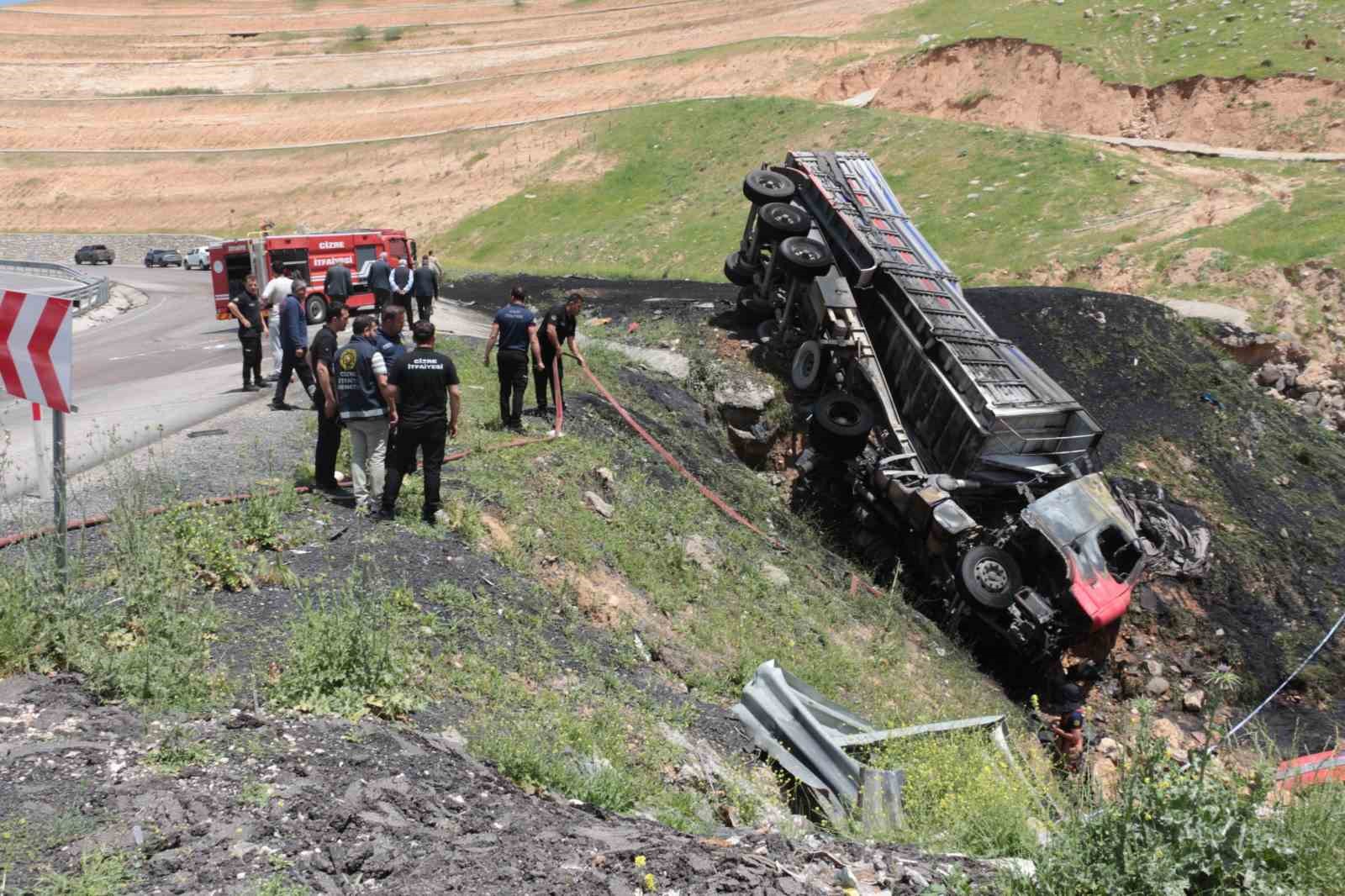 Şırnak’ta devrilen tırda sıkışan sürücü yanarak hayatını kaybetti