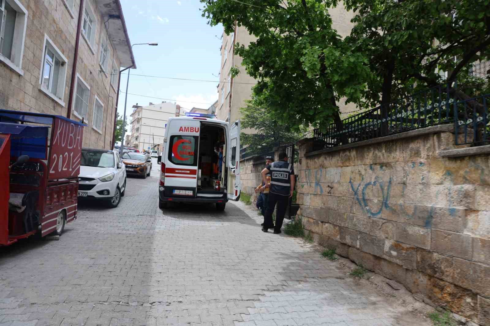 Aşağı düşen kardeşine bakarken kendisi de düştü

