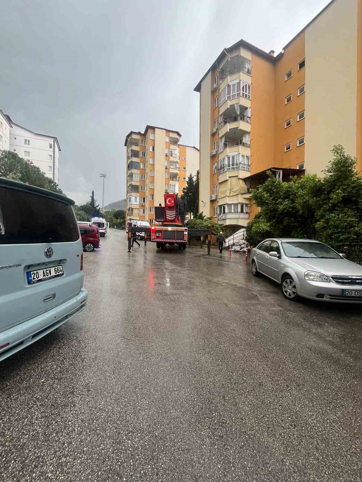 Yıldırım düşen çatıda tamirat yapan 2 işçi yaralandı