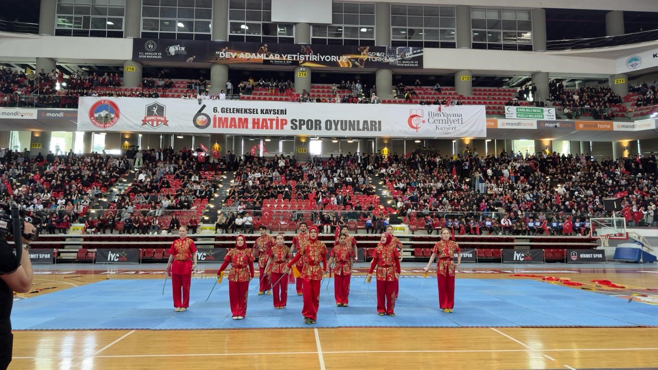 Kayseri&rsquo;de imam hatip r&uuml;zgarı: 3 bin sporcu, tek y&uuml;rek
