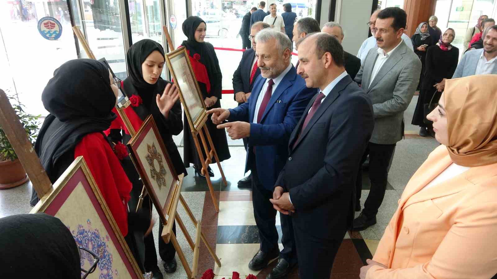 Peygamber Efendimizin künyelerinden oluşan 75 eserlik resim sergisi ilgi gördü
