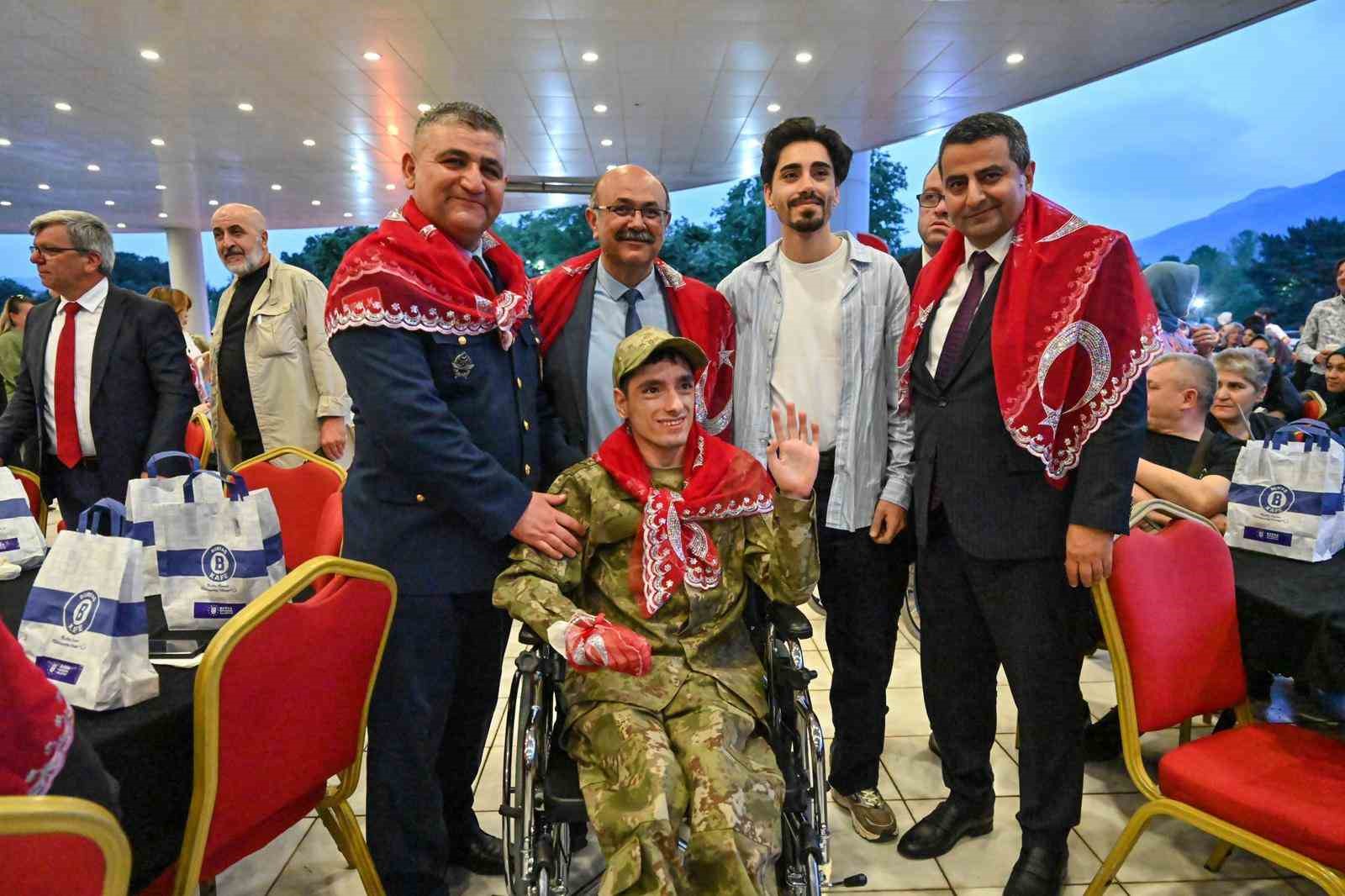 Bursa’da en özel askerlere renkli kına eğlencesi