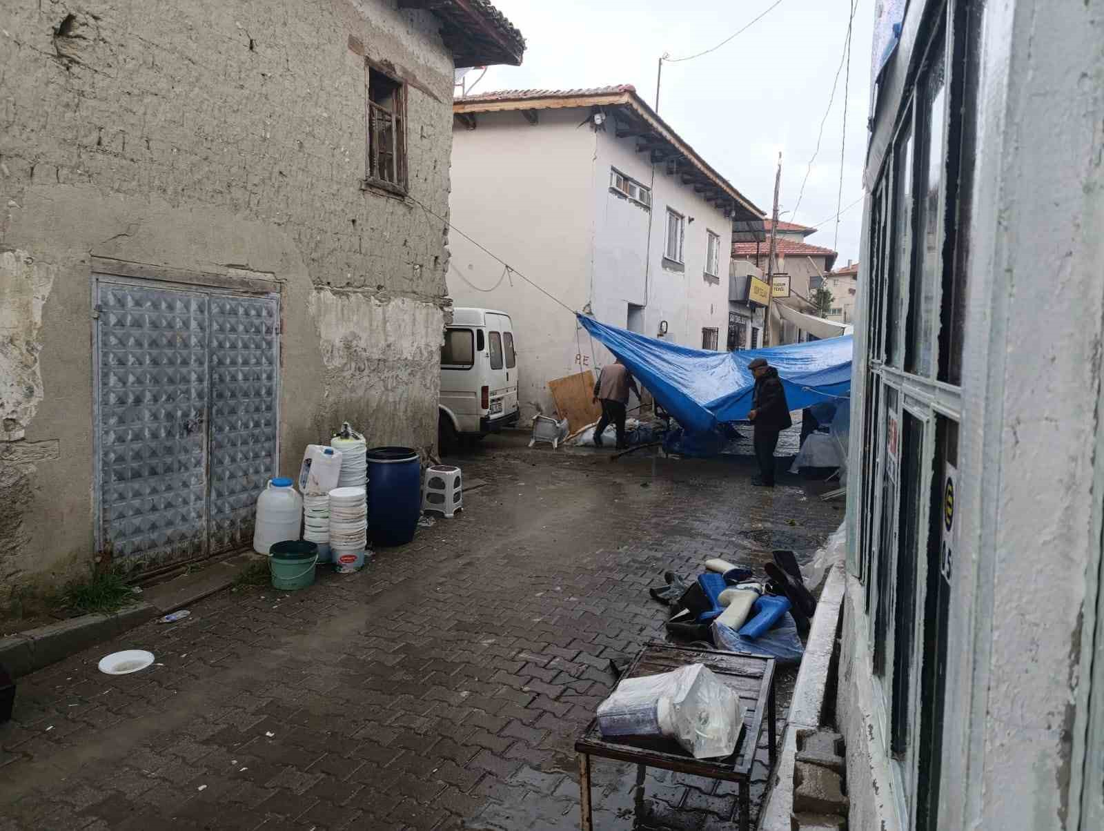 Selendi&rsquo;de lodos ve sağanak hayatı fel&ccedil; etti
