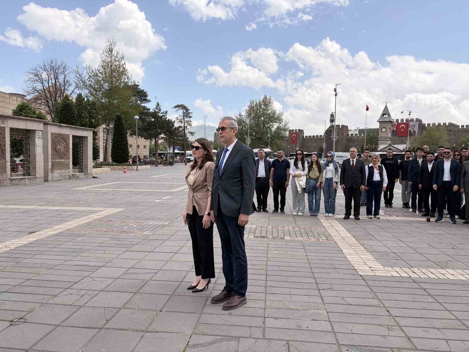 P&uuml;sk&uuml;ll&uuml;: "Eczacılar, ilacın g&uuml;venli, etkili ve bilin&ccedil;li kullanımında sağlık sisteminin vazge&ccedil;ilmez bir par&ccedil;asıdır"
