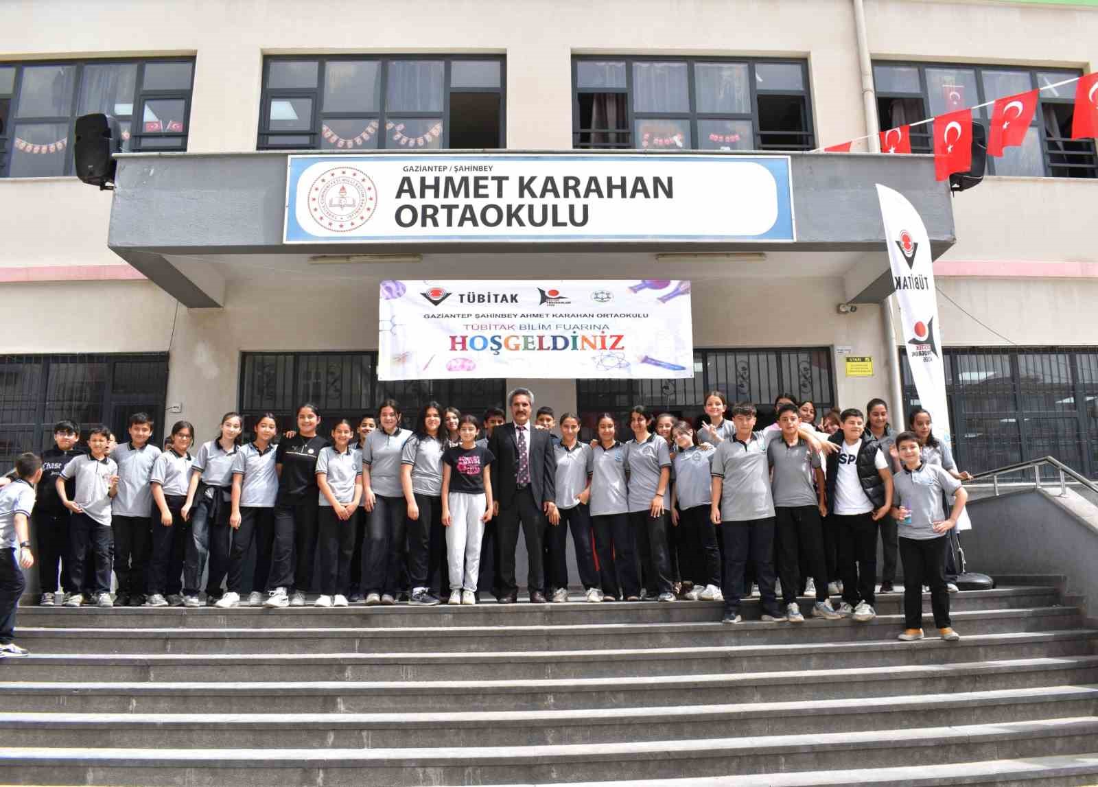 Ahmet Karahan Ortaokulu’nda Bilime Işık Tutan 4006 Fuarı gerçekleştirildi