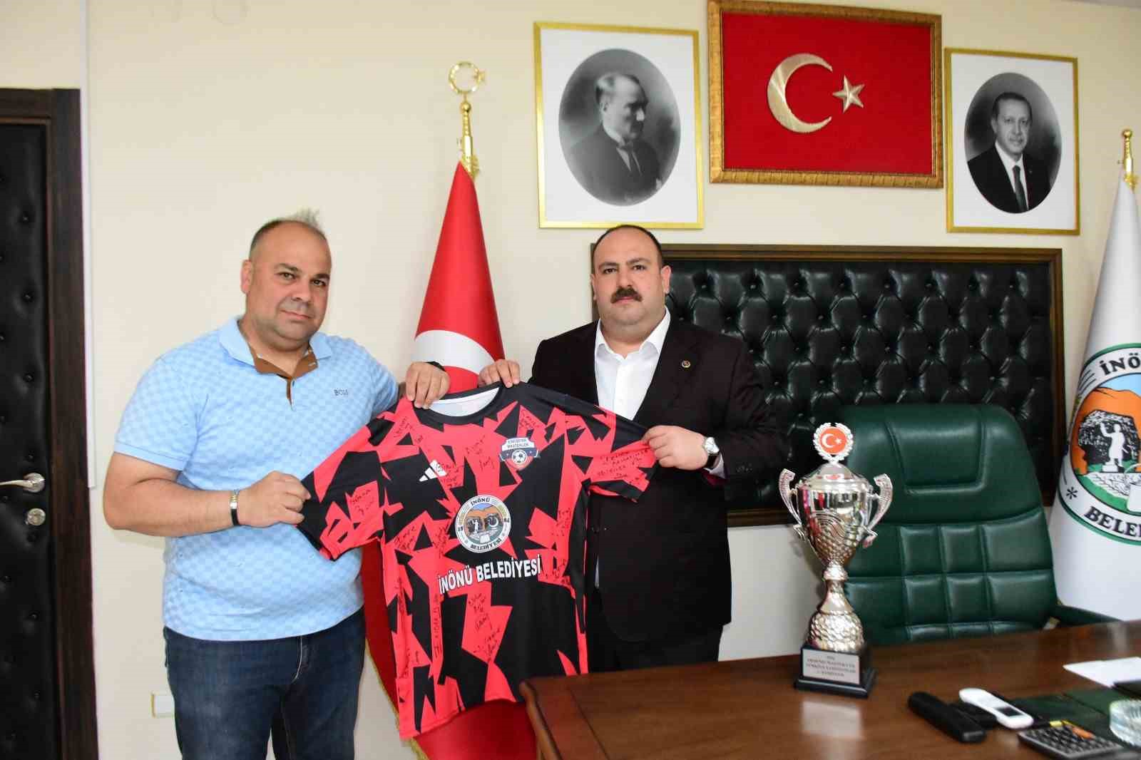 Başkan Hamamcı&rsquo;ya şampiyonluk kupası ile takım oyuncularının imzaladığı formayı takdim etti
