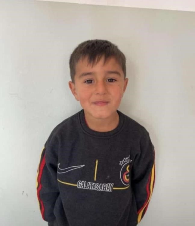 Evin damında &ouml;l&uuml; bulunan 5 yaşındaki &ccedil;ocuk defnedildi
