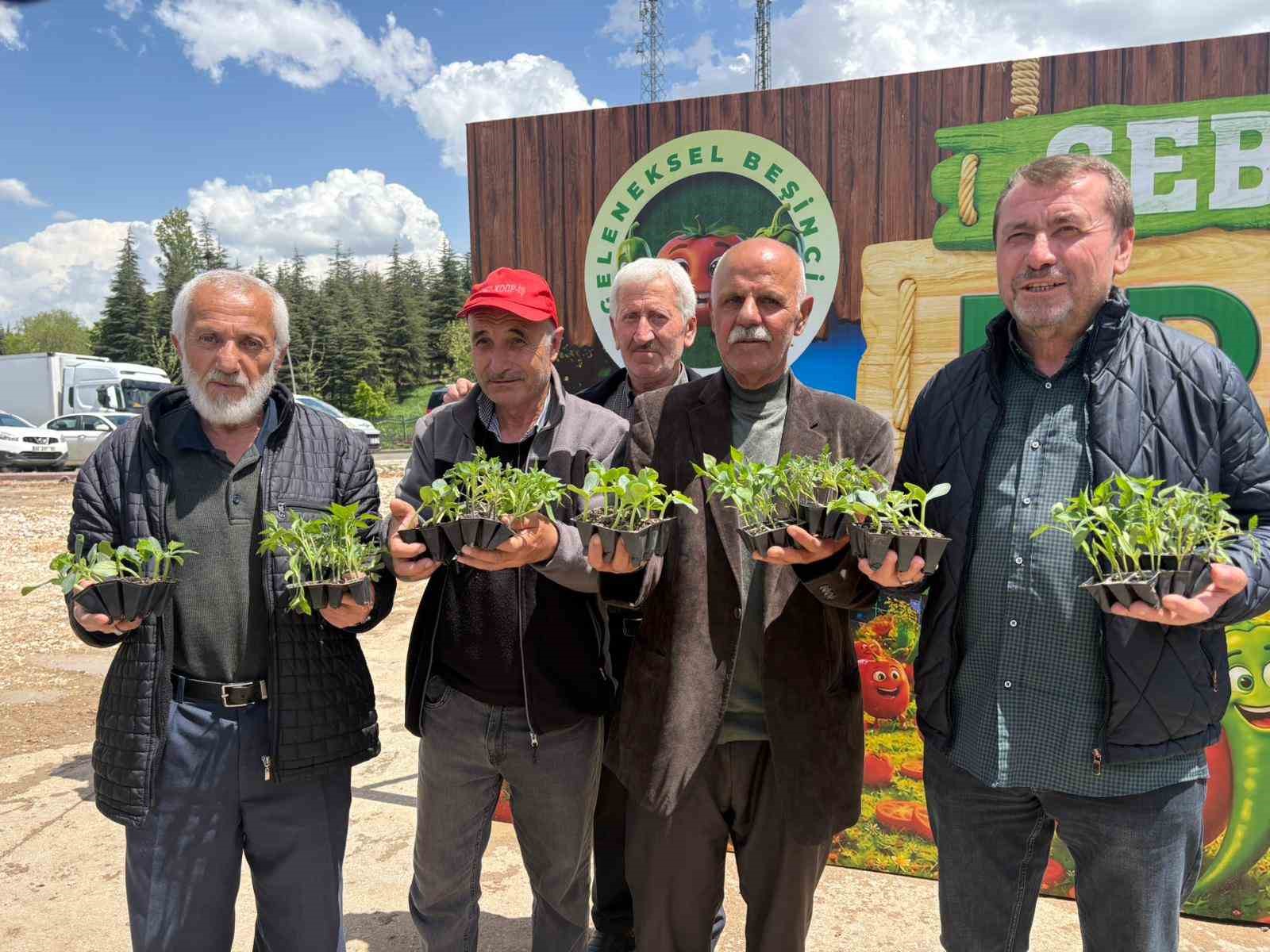 Pursaklar&rsquo;da 3 bin 500 vatandaşa ata tohumu fideler dağıtıldı
