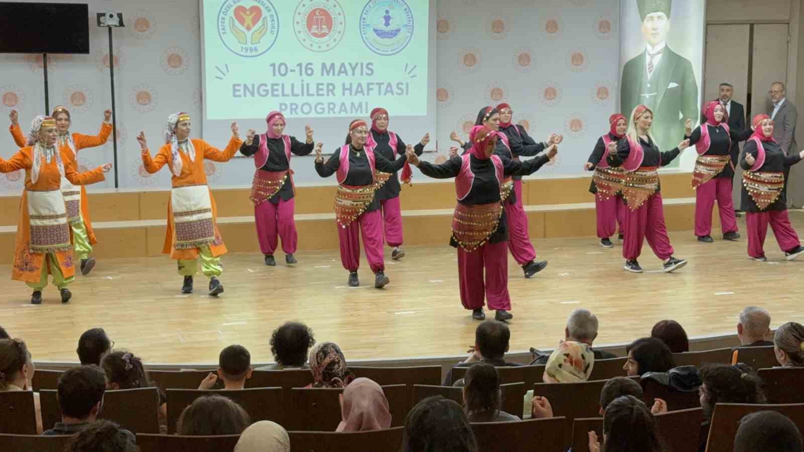 En değerli çocukların en özel günlerinde velilerin gösterisi alkış topladı