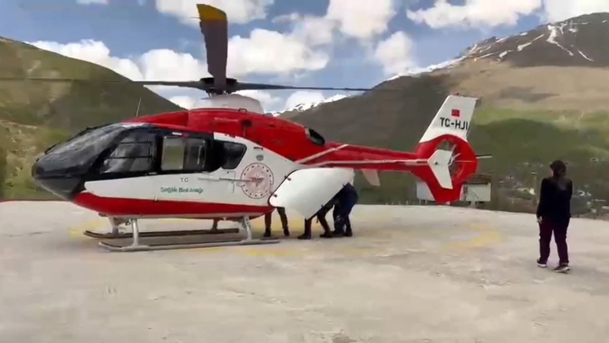Helikopter ambulans, 78 yaşındaki hastayı Van’a sevk etti