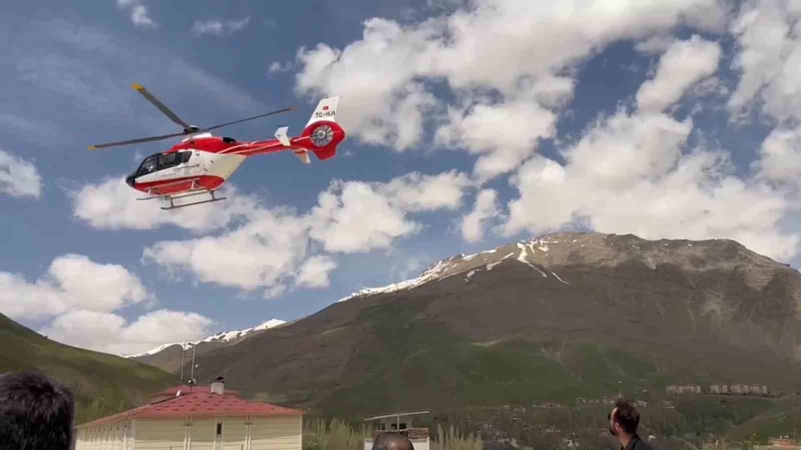 Helikopter ambulans, 78 yaşındaki hastayı Van&rsquo;a sevk etti
