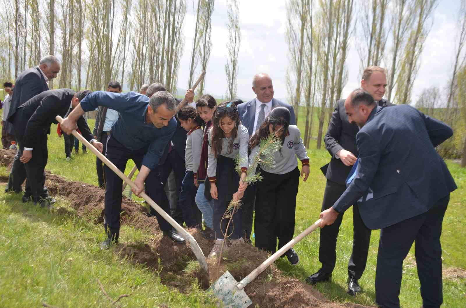 Bulanık’ta "Hatıra Yolu" Projesi kapsamında 350 fidan dikildi