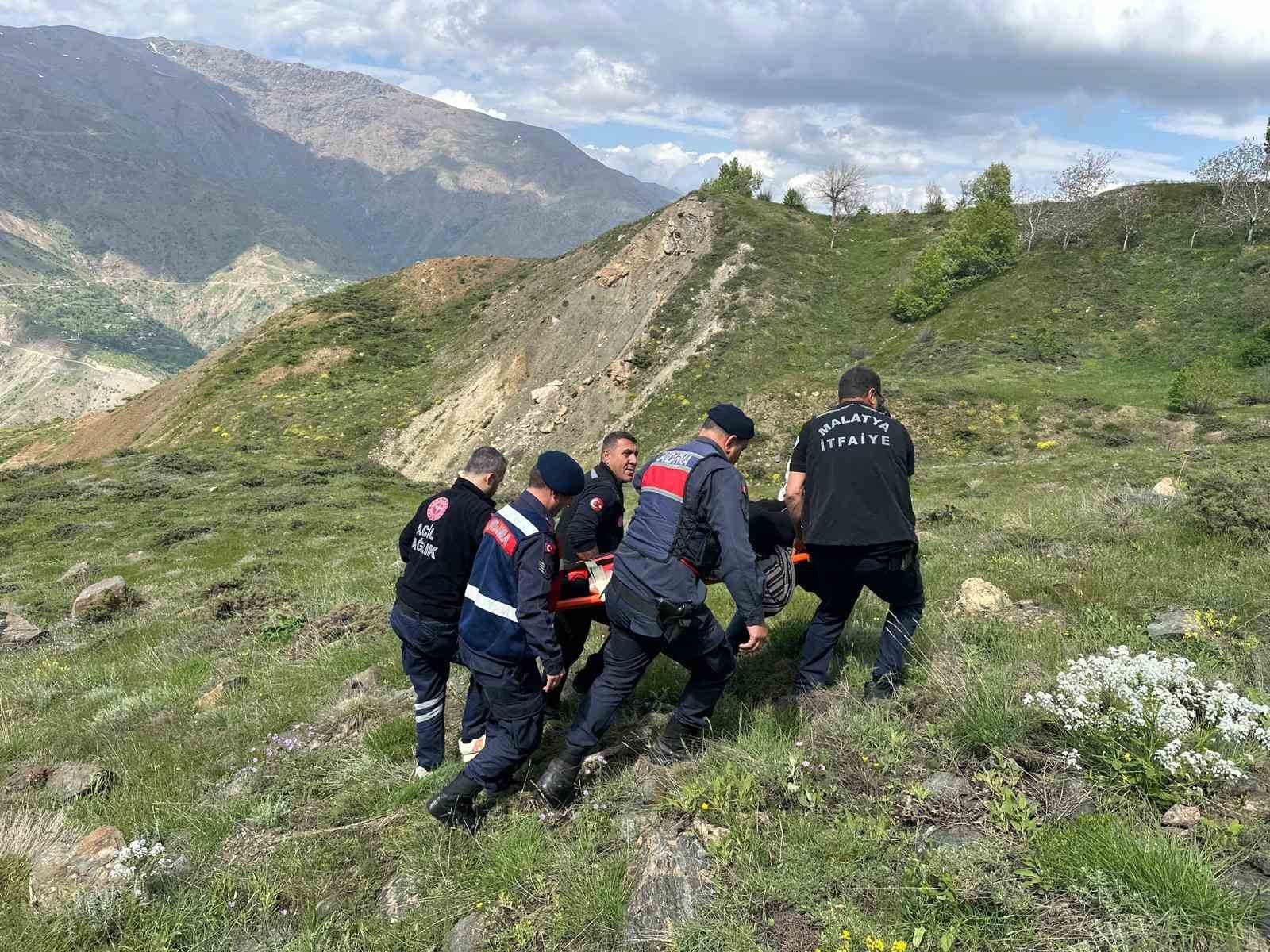 Kayalıklardan düşen yaşlı kadın kurtarıldı
