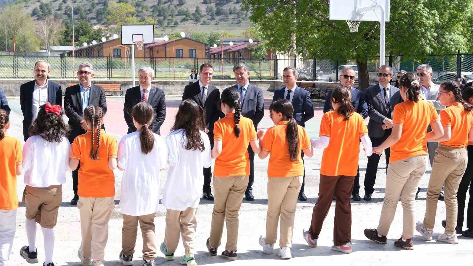 Erzincan’da öğrenciler bilim fuarında projelerini sergiledi