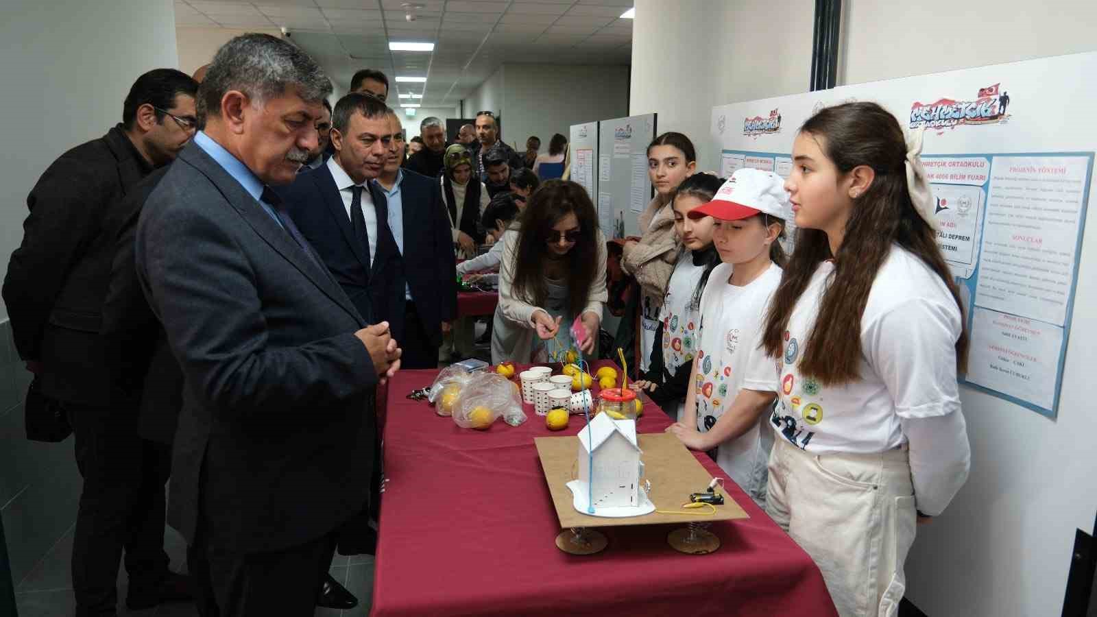 Erzincan’da öğrenciler bilim fuarında projelerini sergiledi