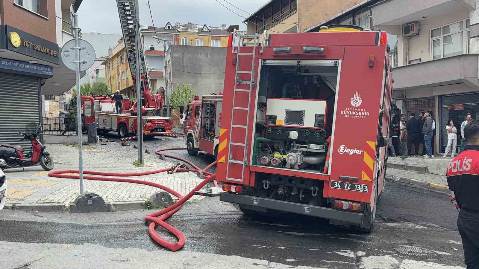 K&uuml;&ccedil;&uuml;k&ccedil;ekmece&rsquo;de &ccedil;atı yangını
