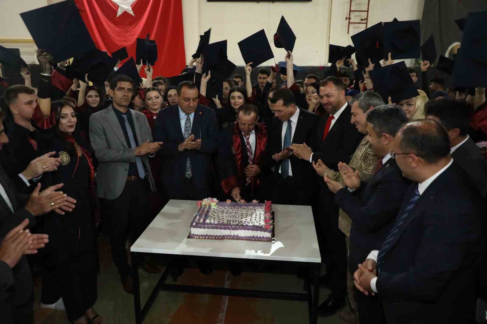 Narman Meslek Yüksekokulu’nda mezuniyet coşkusu