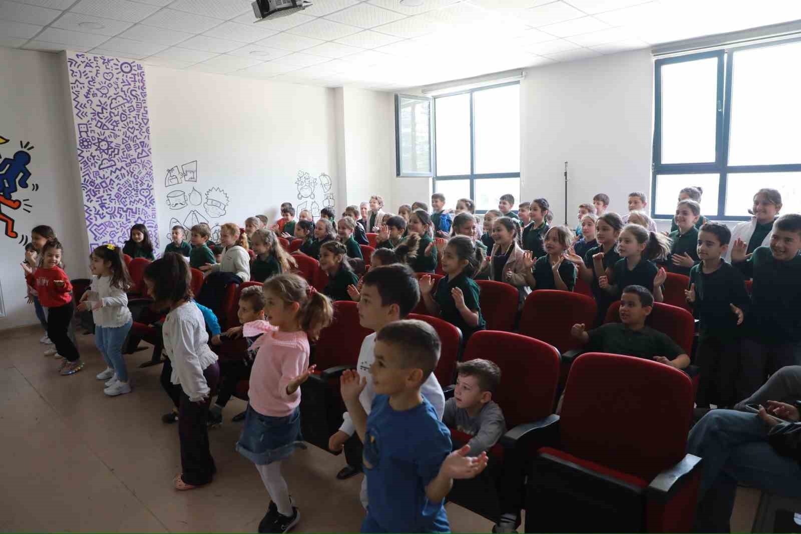 Akyazı&rsquo;da 5 bin &ouml;ğrenci tiyatro ile buluşuyor
